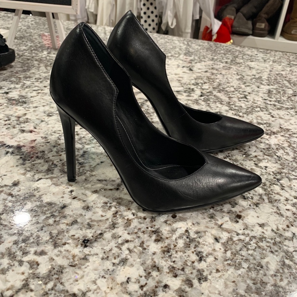 Black pumps